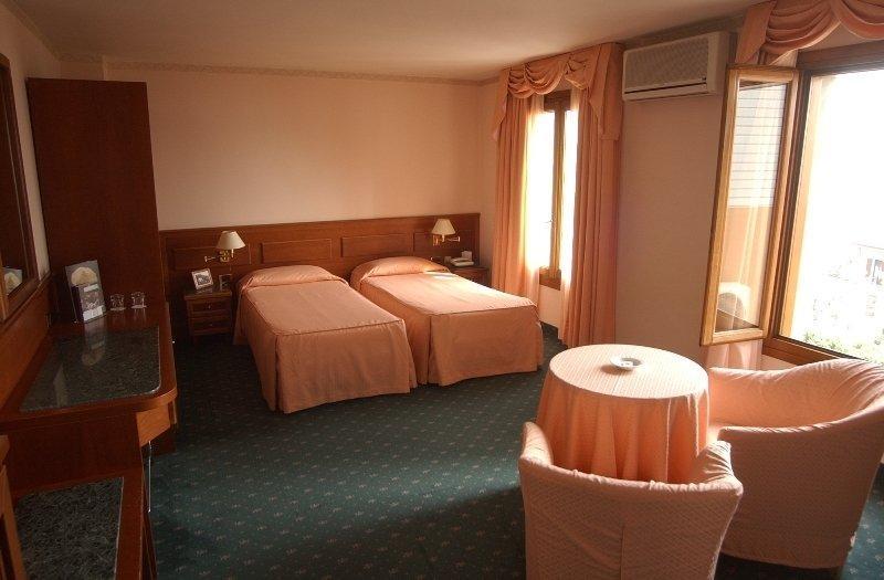 Hotel Laurin Salò Camera foto